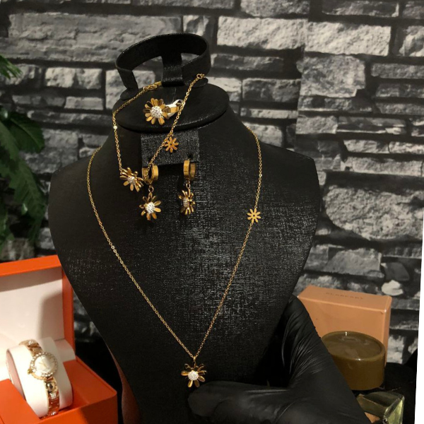 باك طاقم اسي+ ساعة + عطر BURBURY